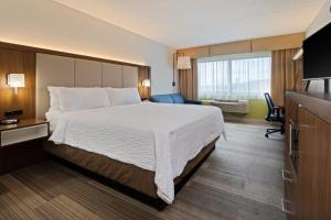 TV a/nebo společenská místnost v ubytování Holiday Inn Express Hauppauge-Long Island by IHG