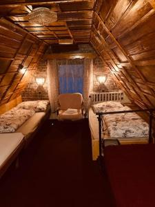 En eller flere senger på et rom på Útulná chaloupka na Valašsku
