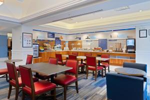 Restaurace v ubytování Holiday Inn Express Hauppauge-Long Island by IHG