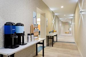 Příslušenství pro přípravu čaje a kávy v ubytování Holiday Inn Express Hauppauge-Long Island by IHG