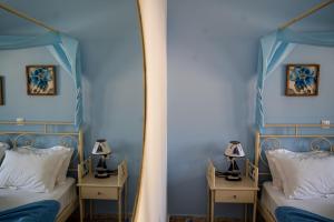1 dormitorio con 2 camas y 2 lámparas en las mesas en Giasemi Room No 5 Astypalea en Livadi Astypalaias