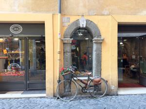 un vélo garé sur le côté d'un bâtiment dans l'établissement Charm and Style by Campo de Fiori, à Rome