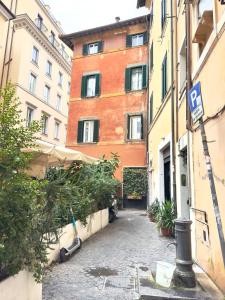 une allée vide dans une ville avec des bâtiments dans l'établissement Charm and Style by Campo de Fiori, à Rome