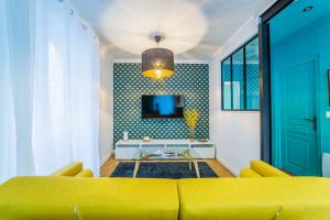 Televízia a/alebo spoločenská miestnosť v ubytovaní L'Indigo Urbain - 1 Chambre
