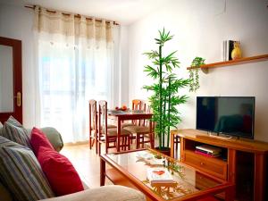 salon z kanapą i stołem w obiekcie MyChoice Aitana w mieście Rota