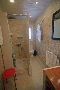 カラ・ガルダナにあるCasa Dieterのバスルーム(シャワー、トイレ、シンク付)
