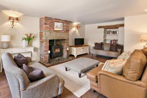 sala de estar con 2 sofás y chimenea en Chantry House en Barnsley