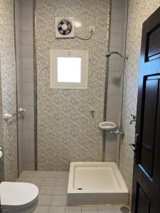 een badkamer met een toilet en een wastafel bij الشقق الذكية in Yanbu