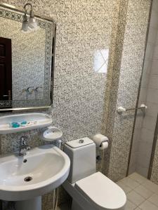 الشقق الذكية في ينبع: حمام مع حوض ومرحاض ومرآة
