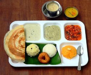 uma bandeja de alimentos com diferentes tipos de alimentos sobre uma mesa em MSP Grands Inn em Madurai
