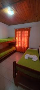 Habitación con 2 camas en una habitación con ventana en Casas de Campo Famailla en Nono