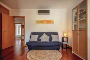 un soggiorno con divano blu e tappeto di Luxury Apartment with Pool ad Albufeira