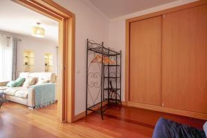 een woonkamer met een witte bank en een deur bij Luxury Apartment with Pool in Albufeira