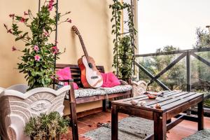 una guitarra sentada en un banco en un porche en Luxury Apartment with Pool, en Albufeira