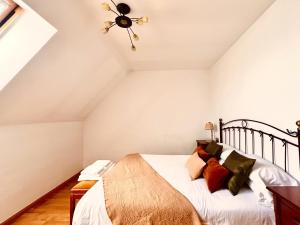 1 dormitorio con 1 cama en el ático en Housingleón - Conde Duplex con garaje gratuito, en León