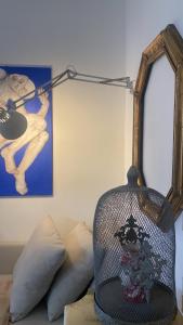 eine Lampe auf einem Bett mit Spiegel in der Unterkunft Il Giardino d'Ulisse in Reggio di Calabria