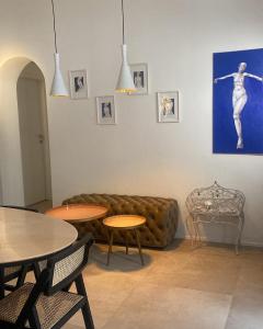 ein Wohnzimmer mit 2 Tischen und einem Sofa in der Unterkunft Il Giardino d'Ulisse in Reggio di Calabria