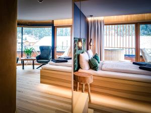 سرير أو أسرّة في غرفة في HAUSEREI Design & Kräuterhotel