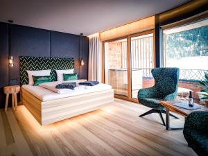 سرير أو أسرّة في غرفة في HAUSEREI Design & Kräuterhotel