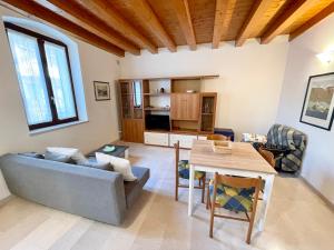 una sala de estar con un sofá y una mesa en Turazza Apartments, en Malcesine 13 fotos más