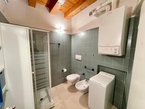 Un baño pequeño con inodoro y lavabo. en Turazza Apartments, en Malcesine