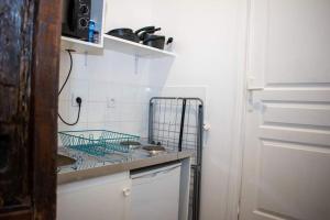 Kuchnia lub aneks kuchenny w obiekcie Studio Charmant Confortable TV Centre Ville Louviers