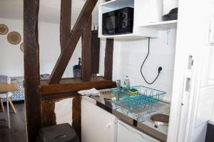 Kuchnia lub aneks kuchenny w obiekcie Studio Charmant Confortable TV Centre Ville Louviers