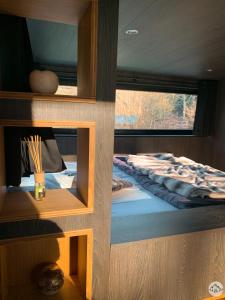 a bedroom with a bed and a window in a room at Wild Cube in Durbuy