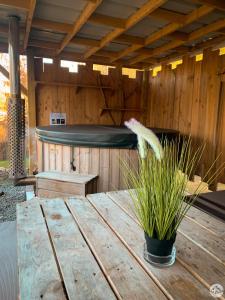 a wooden sauna with a wooden table and a tub at Wild Cube in Durbuy