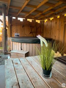 una sauna de madera con una mesa de madera y una bañera en Wild Cube, en Durbuy