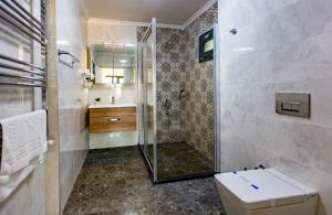 Et badeværelse på Beacon Hill Suites + 60 billeder