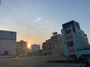 eine Gruppe von Gebäuden mit Sonnenuntergang im Hintergrund in der Unterkunft Elegant Homestay Sai Gon - District 3 in Ho-Chi-Minh-Stadt