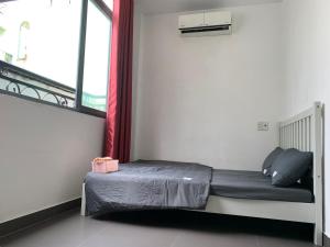 Tempat tidur dalam kamar di Elegant Hostel Sai Gon - District 3