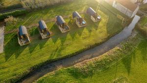 una vista aérea de cuatro coches estacionados en un campo en Honeycrisp, Apple Tree Glamping, Nr Wells, en Wells