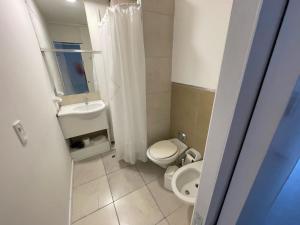 uma pequena casa de banho com WC e lavatório em Tacha em Buenos Aires