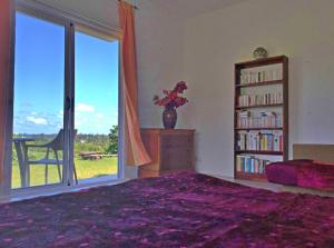 um quarto com uma estante de livros e um vaso de flores em Bel ombre's Panoramic view em Bel Ombre