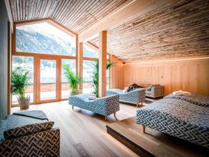 HAUSEREI Design & Kräuterhotel في ستيغ: غرفة نوم بها سريرين ونافذة كبيرة