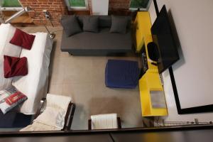 an overhead view of a living room with a couch and a tv at Duplex en Chamberi Osoteca in Madrid