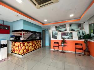 una hall ristorante con un mucchio di cibo di Red Orange Hotel Klang - 5 min to Klang Town a Klang