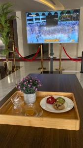 un plateau avec une assiette de nourriture sur une table dans l'établissement فندق النزيل الذهبي - Golden Guest Hotel, à Jazan