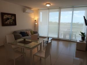 - un salon avec un canapé et une table dans l'établissement Playa Blanca Apartamentos, à Río Hato