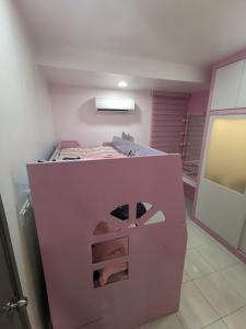 einen rosa Kühlschrank mit offener Tür in einem Zimmer in der Unterkunft 米米民宿 in Keluang