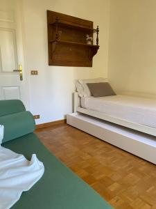 pokój z 2 łóżkami i krzesłem w obiekcie MAGGIE HOUSE w Rzymie