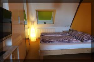 a small bedroom with a bed and a window at Studio in der alten Scheune in Eschbach