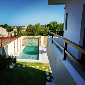 una piscina en el balcón de una casa en Pousada dos Sonhos Francês, en Marechal Deodoro
