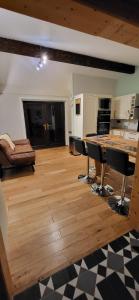 cocina y sala de estar con mesa y sillas en The Cabin at Forestview Farm en Greenisland