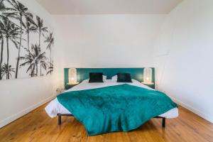 Postel nebo postele na pokoji v ubytování TURGOT 4 - Esprit Vintage - 2 chambres