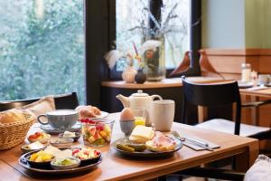 a table with plates of food on it at Wedina Budget in Hamburg