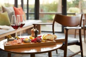 a table with a tray of food and a glass of wine at Wedina Budget in Hamburg