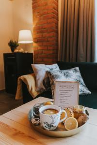 bandeja con tazas de café y donuts en una mesa en Nowe Domki Jeleni Szlak, en Ustrzyki Dolne